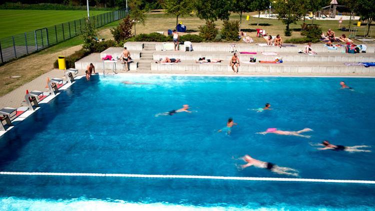 Açık havuzda kavga! Polis, Türk aileyi koruma altına aldı