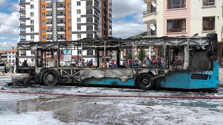 Halk otobüsü seyir halindeyken alev aldı, facianın eşiğinden dönüldü