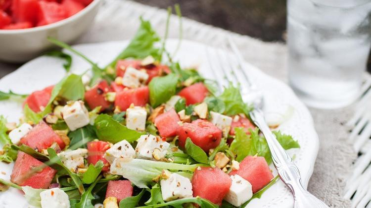 Yaz Aylarının En Sevileni: Karpuz Salatası