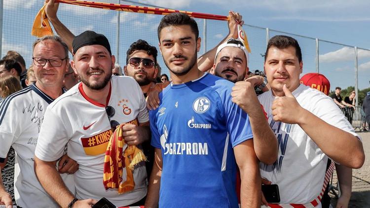 Galatasaraylı taraftarlar Ozan Kabak'ı yalnız bırakmadı
