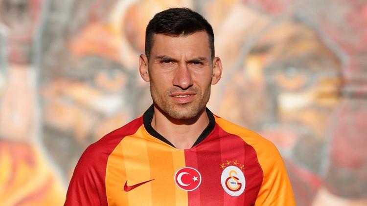 Şener Özbayraklı: "Çok büyük bir camiaya geldim"