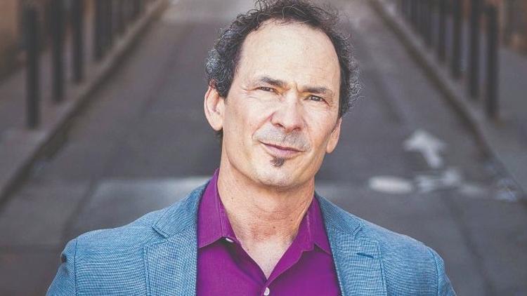 Şiirsel, tempolu ve karanlık bir roman: İz
