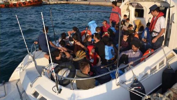 Foça'da botla denizde sürüklenen kaçak göçmenler kurtarıldı