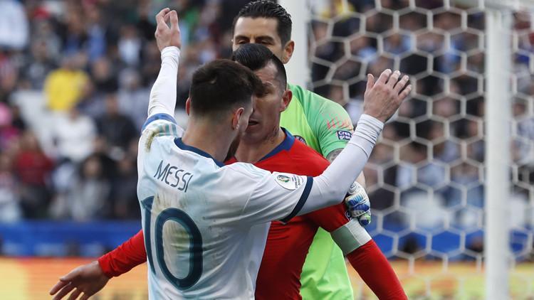 Messi ile Medel fena kapıştı! Kırmızı çıktı...