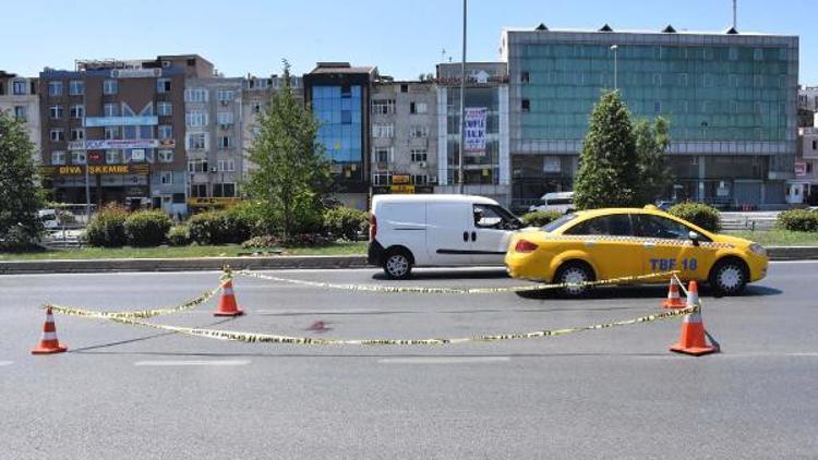 Bayrampaşa'da yolun karşısına geçmeye çalışan yayalara otomobil çarptı: 1 ölü 1 yaralı