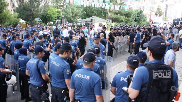 Emniyet müdüründen HDP'liye : "Bu ülkede bir savaş yok, terörle mücadele vardır."