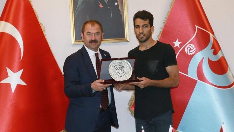 Trabzonspor'dan Vahid Amiri'ye teşekkür plaketi