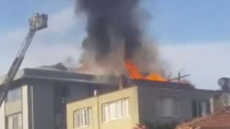 Şişli’de 5 katlı binanın çatısında korkutan yangın