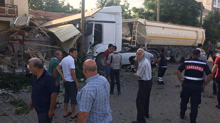 Servis otobüsü ile hafriyat kamyonu çarpıştı: 2'si ağır 13 yaralı