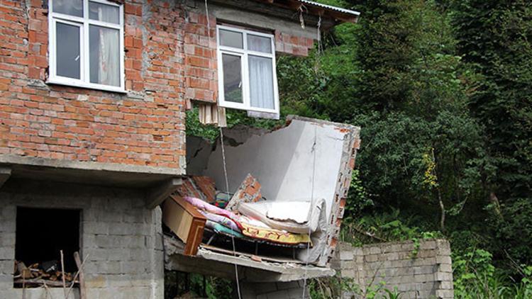 Rize'de evin bir bölümü çöktü