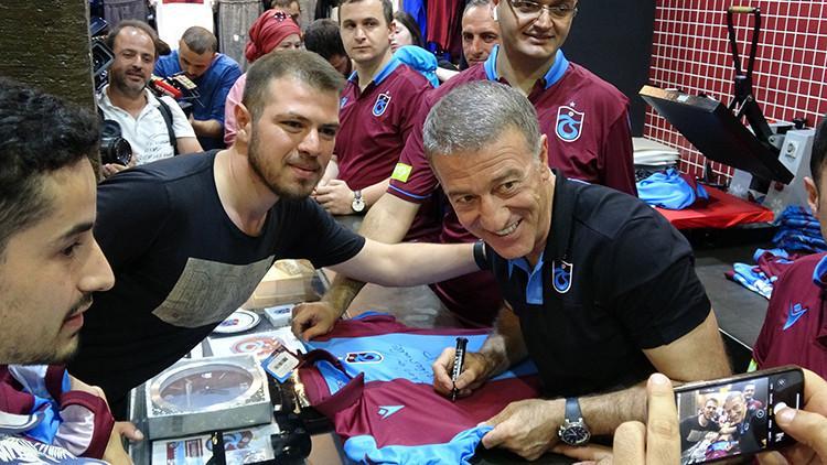 Trabzonspor'da başkan Ağaoğlu, forma satışı yaptı