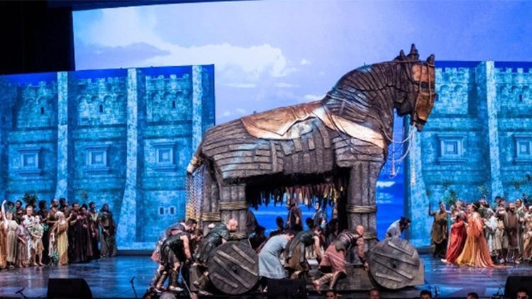 İstanbul'dan Troya geçti