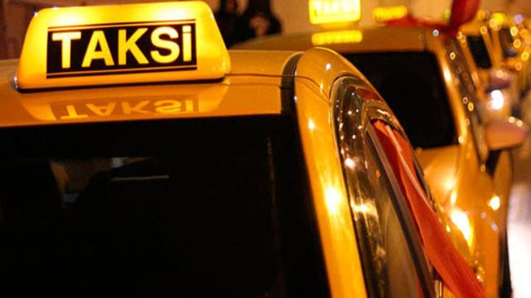 İstediği ücreti alamayan taksici, turiste dehşeti yaşattı