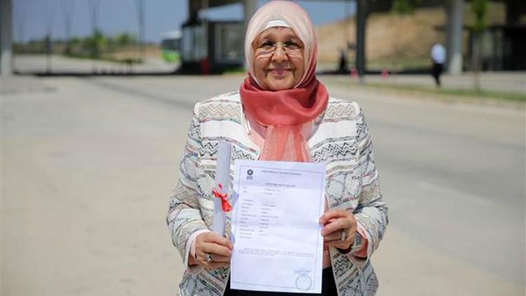 'Süper anneanne' 56'sında üniversiteyi, 63'ünde yüksek lisansı bitirdi