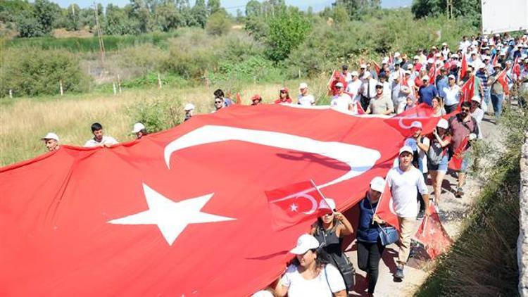 Menderes'in köyünde "15 Temmuz" yürüyüşü
