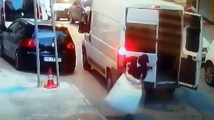 Arnavutköy’de şoke eden anlar.. Çuval çuval götürdüler!