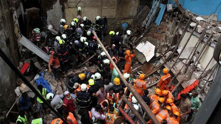 Hindistan'da çöken binada ölü sayısı 14'e çıktı