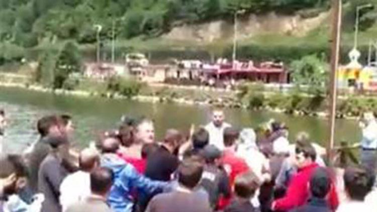 Uzungöl'de "Kürdistan" yazılı atkıyla fotoğraf çektiren turistlere sınır dışı