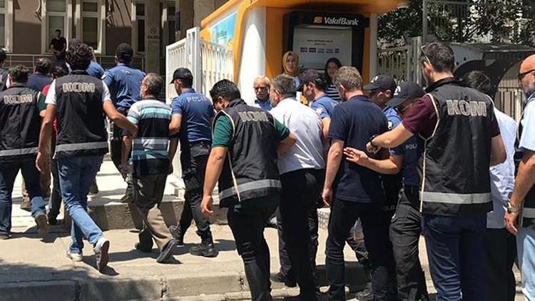 Manisa'daki FETÖ soruşturmasında 10 tutuklama