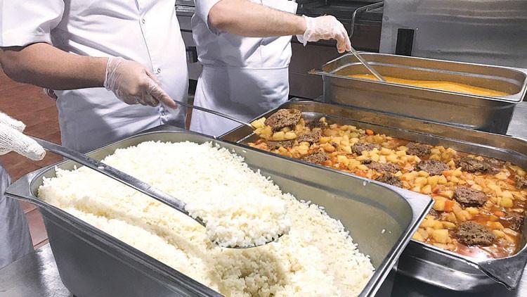 Hacı adaylarına Diyanet mutfağı: Her gün 45 bin kişilik yemek