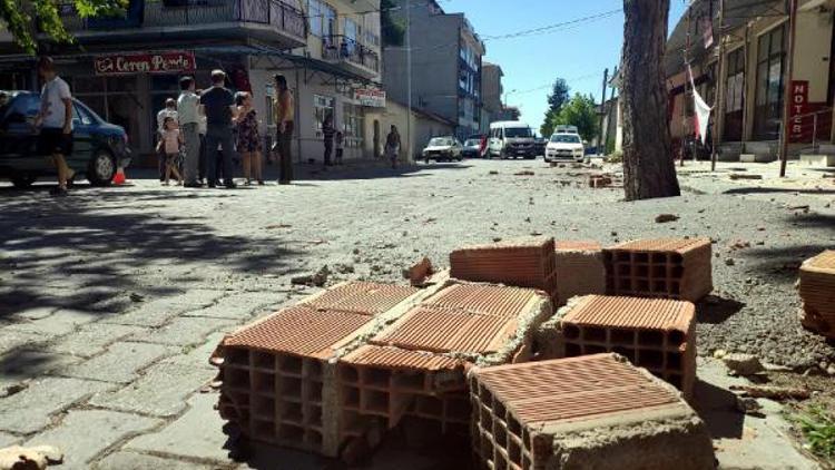 Denizli'deki depremin hissedildiği Isparta'da belediye binasına giriş yasaklandı