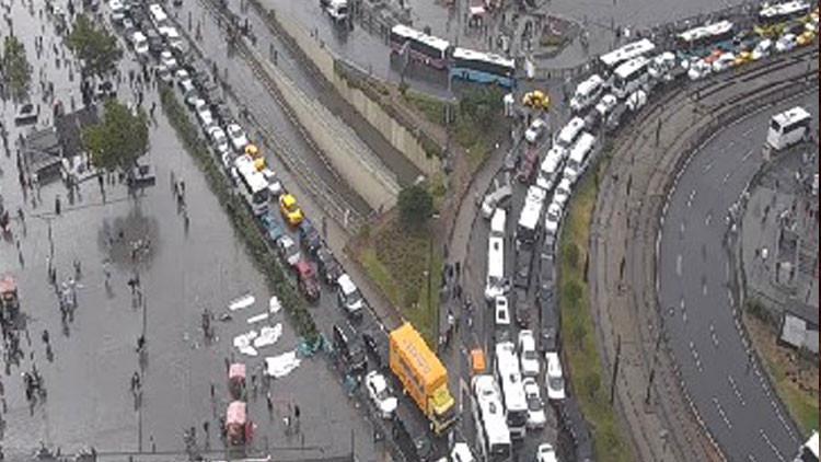 Dikkat! Yağmur felç etti… Trafik durdu