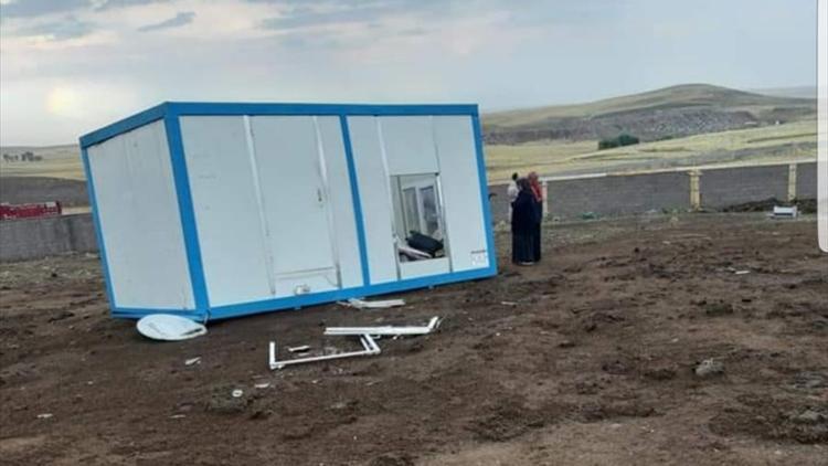 Fırtınadan korunmak için konteynere girdi! Dehşeti yaşadı