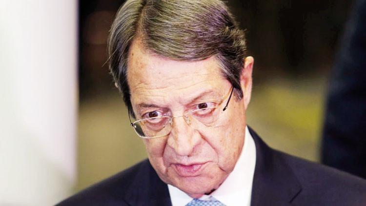 Rum lider Anastasiadis’e ‘kara para’ suçlaması