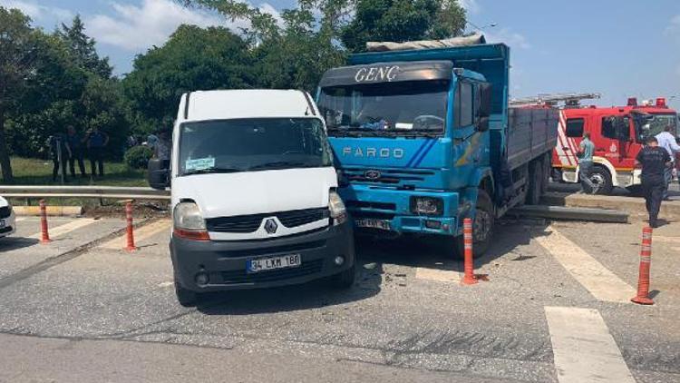 Tuzla'da kamyon, yolcu minibüsüne çarptı, 3 kiÅŸi yaralandı