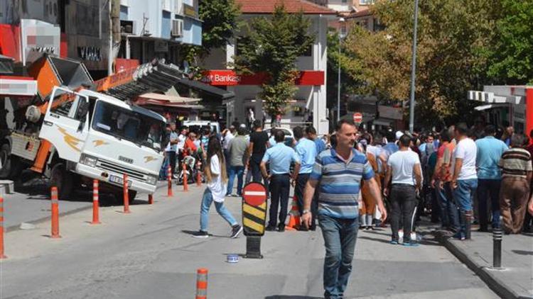 Facianın eşiğinden dönüldü! Freni boşalan kamyonet dükkana girdi