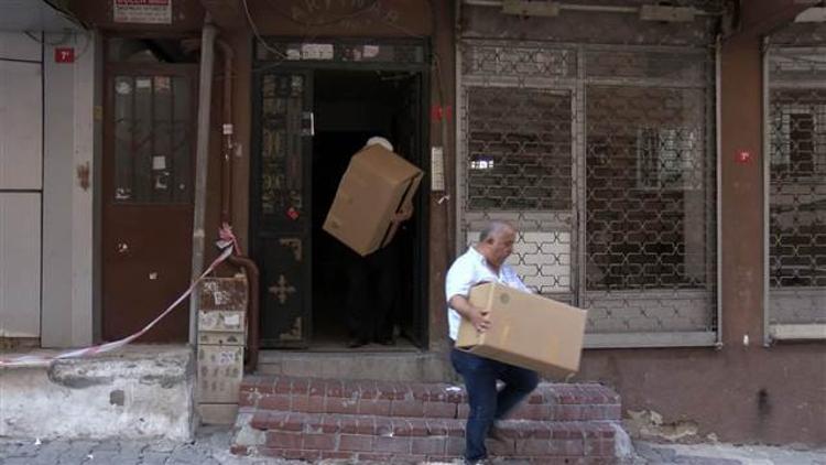 Bağcılar'da mühürlenen binada oturanlar eşyalarını topluyor