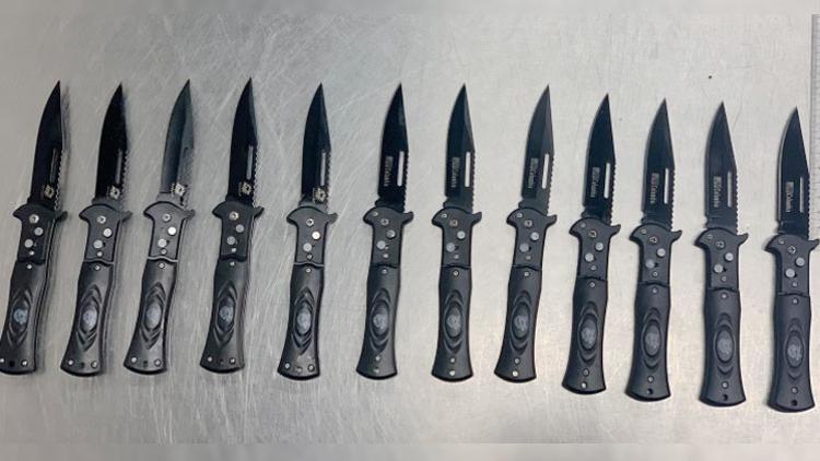 Polisler bile şaşırdı! Valizinden 12 sustalı bıçak çıktı
