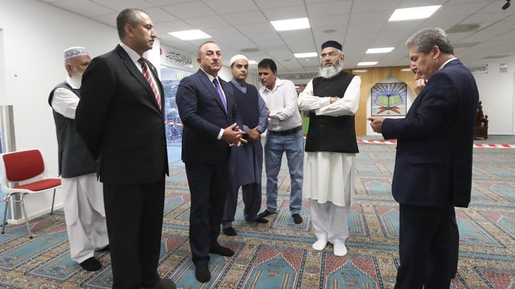 Çavuşoğlu, Norveç'te saldırıya uğrayan camiyi ziyaret etti