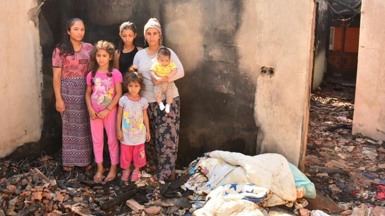 Evleri yanan 6 çocuklu aile sokakta kaldı