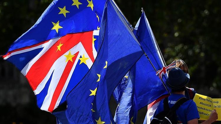 AB'den İngiltere'ye "Brexit'i onayla" mesajı