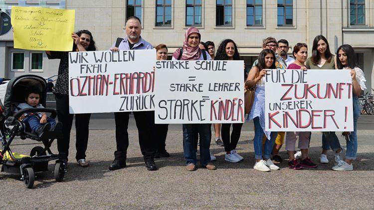 Resim tablosunun arkasındaki kasayı fark edince...