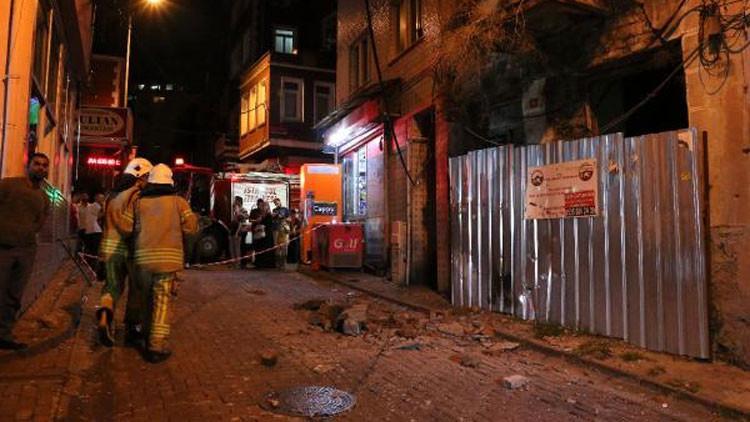 Fatih'te metruk binanın balkonu çöktü