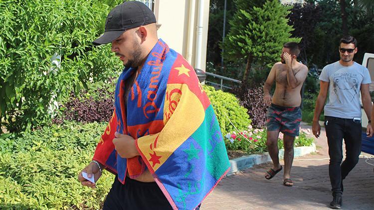 Denizden çıkınca şok oldular, havlu ve şortlarıyla karakola gittiler
