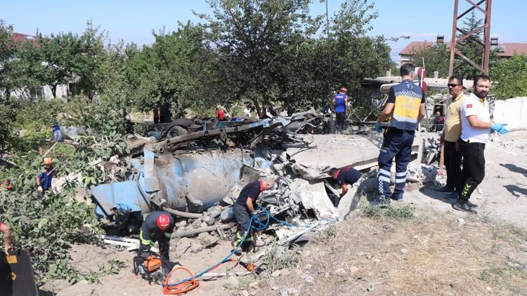 Son dakika! İş makinesi eve daldı... Ölü ve yaralılar var