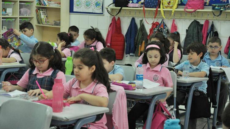 Uyum eğitimine katılan miniklere özel rehberlik