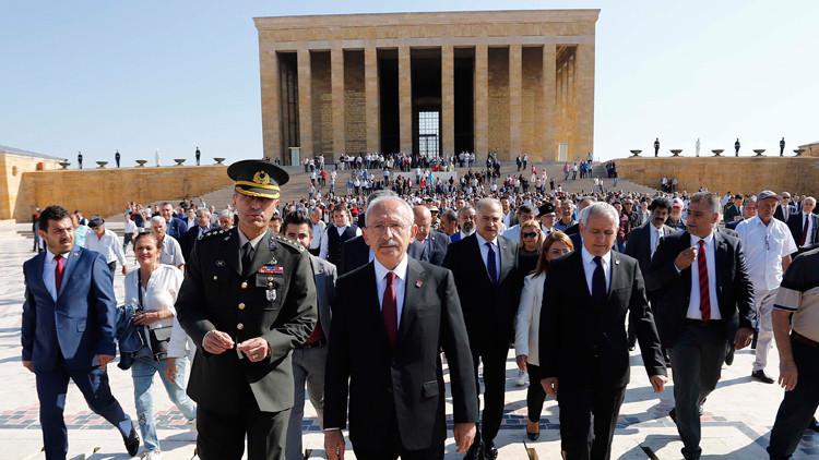 Kılıçdaroğlu, CHP'nin kuruluş yıl dönümünde Anıtkabir'i ziyaret etti