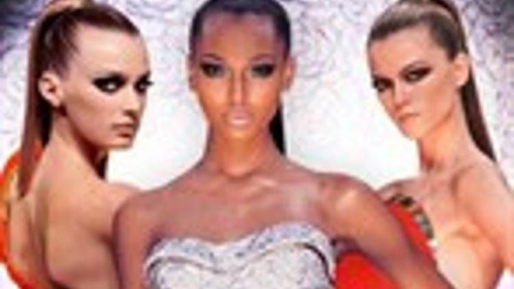 Paris Moda Haftası'nda gece elbiseleri sahnede...
