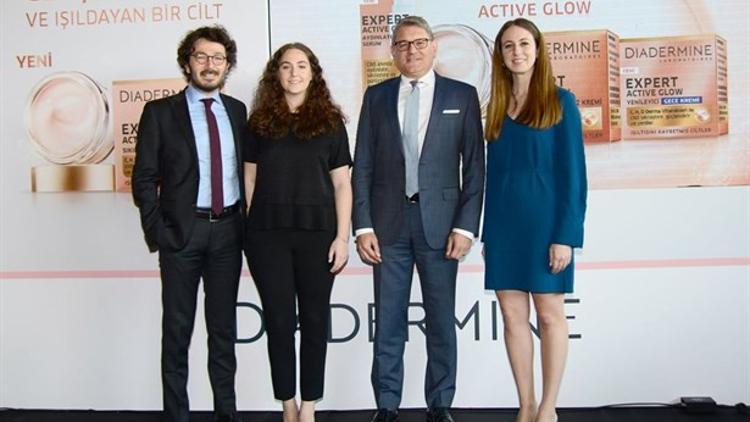 Diadermine, Yeni Serisi Expert Active Glow’u Tanıttı