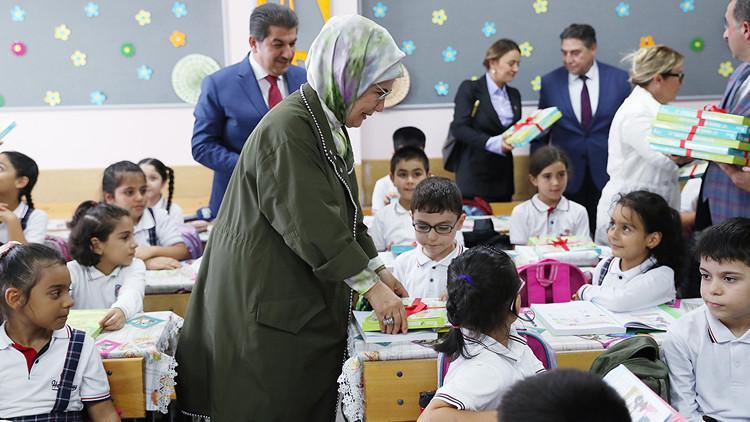 Emine Erdoğan öğrencilere atıktan üretilen defter dağıttı