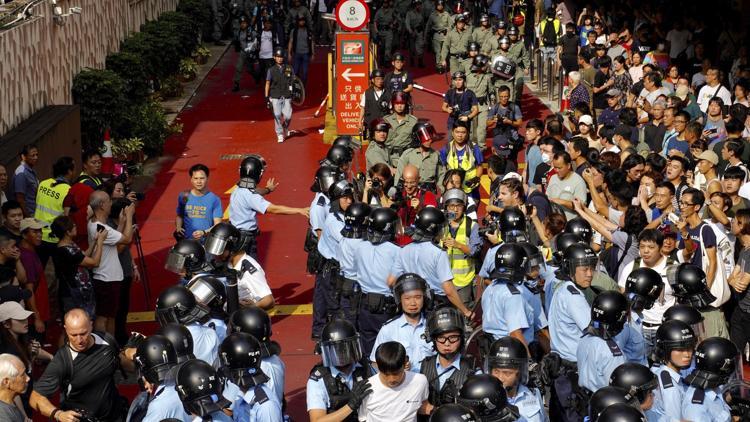 Hong Kong'da karşıt görüşlü protestocular arasında arbede