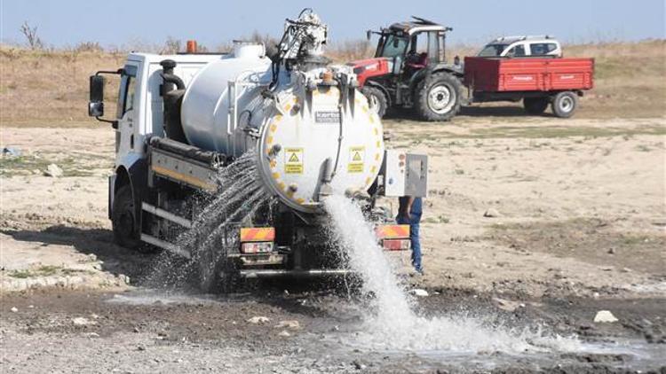 Balıkların öldüğü Oruçlu Göleti’ne tankerle 170 ton su bırakıldı