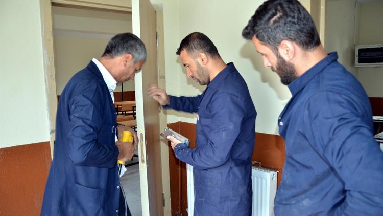 Köy köy dolaşarak okulları onarıyorlar
