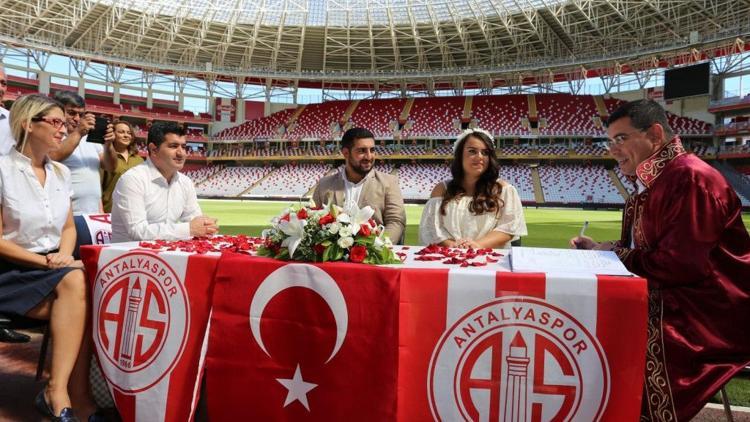 Antalyaspor'un sahasında nikâh kıyıldı.