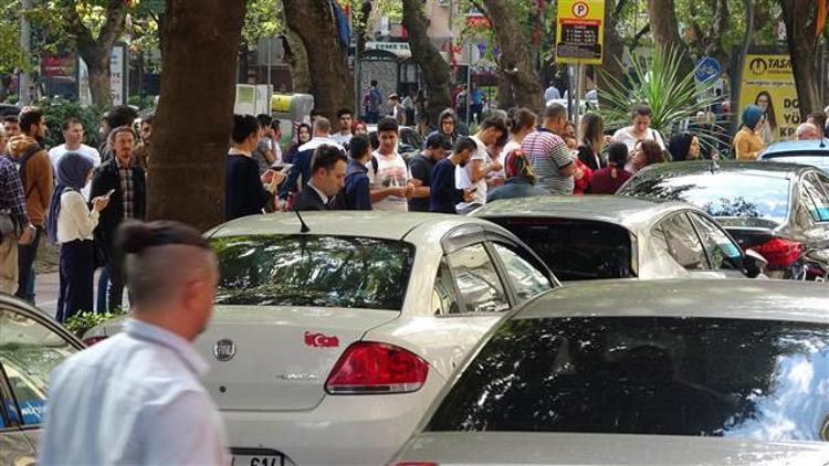 Son dakika... Deprem nedeniyle vatandaşlar tahliye edildi, trafikte aksama oldu