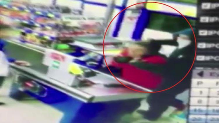 Kadın kasiyerin boÄŸazına bıçak dayadı! O anlar kamerada...